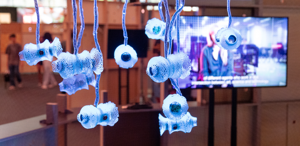 Expositor tecnológico en el festival Sónar+D que muestra avances en inteligencia artificial
