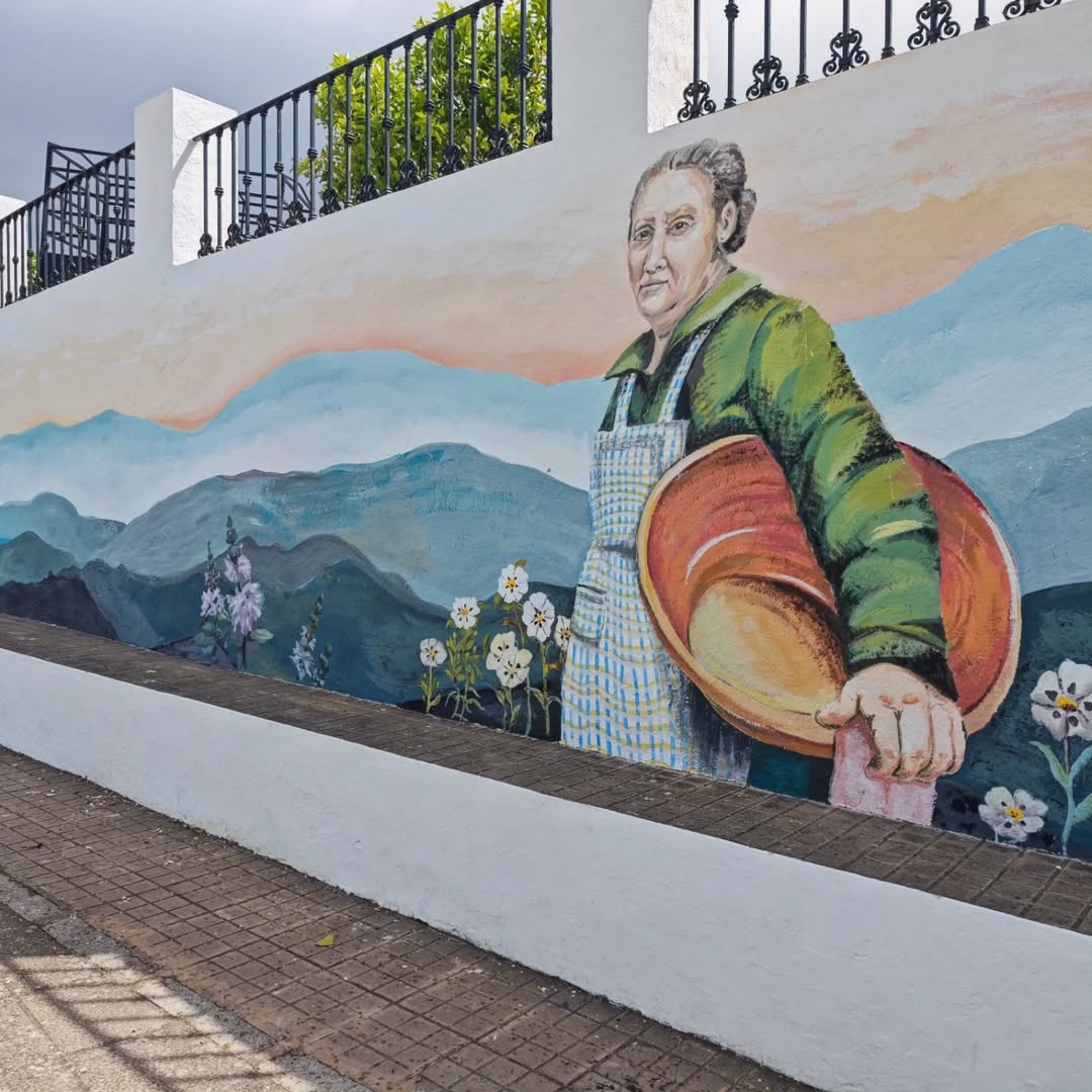 Mural comunitario en la Sierra de Aracena que representa la cultura rural y alimentaria del territorio.