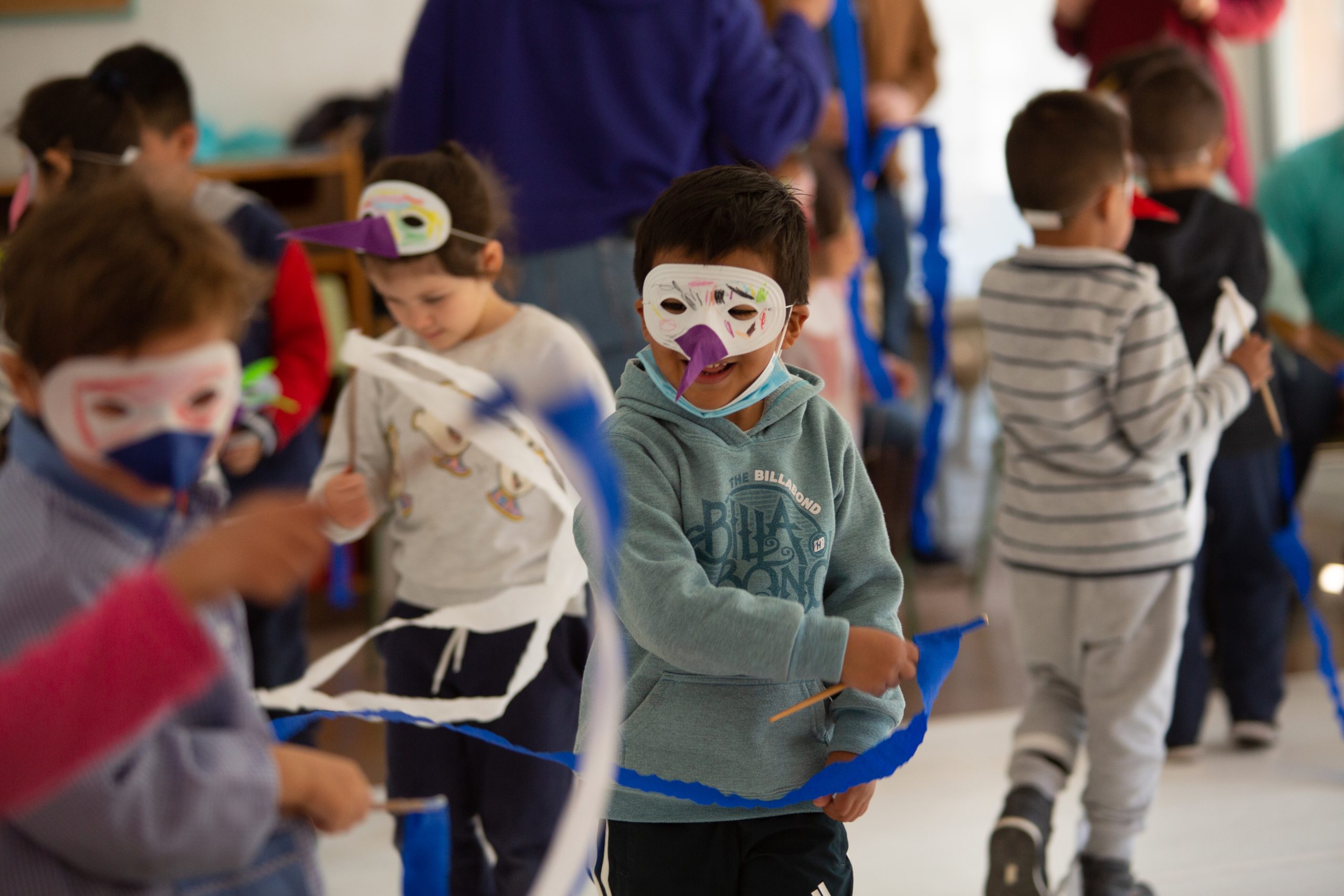 Actividad artística en aula con alumnado en red de arte y escuela