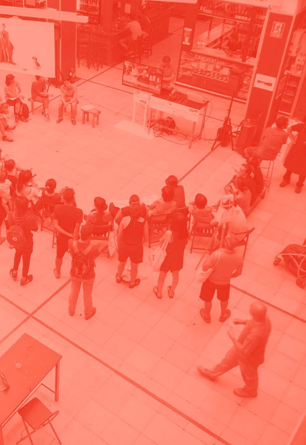 Participantes y grupal de trabajo en Una ciudad muchos mundos (UCMM) en Intermediæ, Matadero Madrid, explorando prácticas artísticas y sociales.