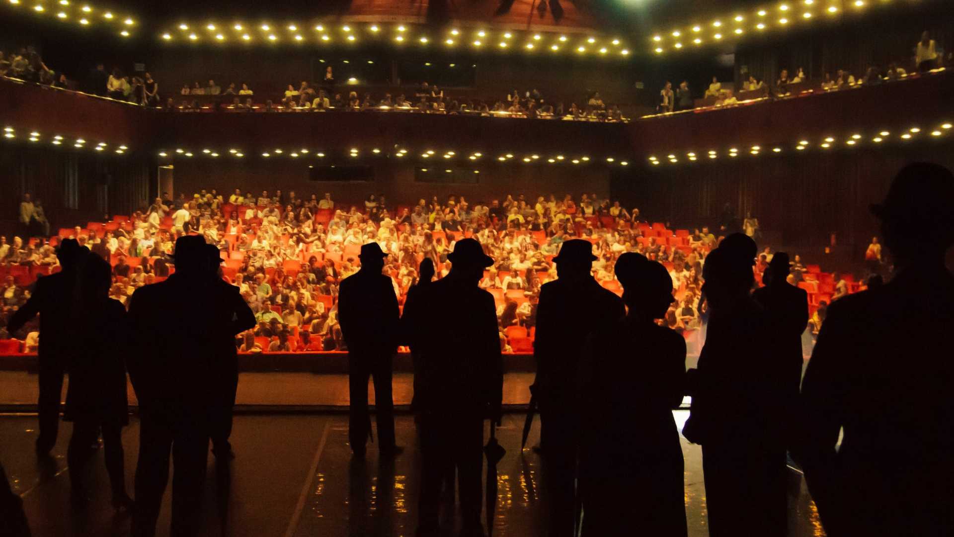Actuación escénica en teatro local durante el festival Xalar a l’Alt Maestrat