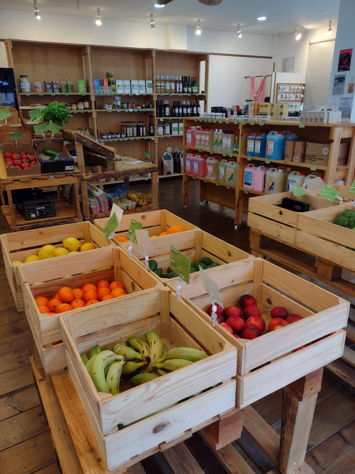 Interior tienda ecológica de Alimenta Merindades en Medina de Pomar con frutas y verduras de proximidad y productos sostenibles