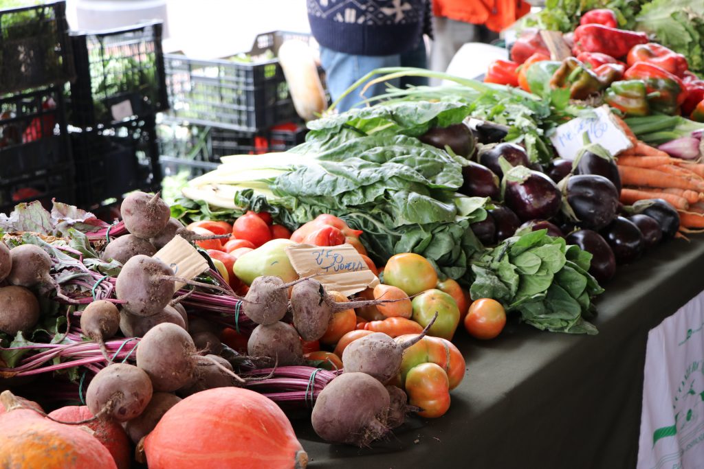 Puesto de mercado con verduras y productos agrícolas locales que representan la estrategia alimentaria de Segovia y los circuitos cortos de comercialización