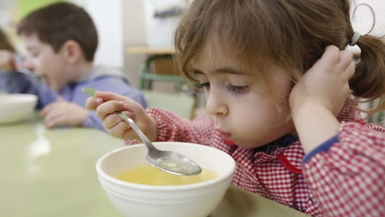 Niña comiendo en un comedor escolar durante una actividad educativa sobre alimentación sostenible en Alcorcón.