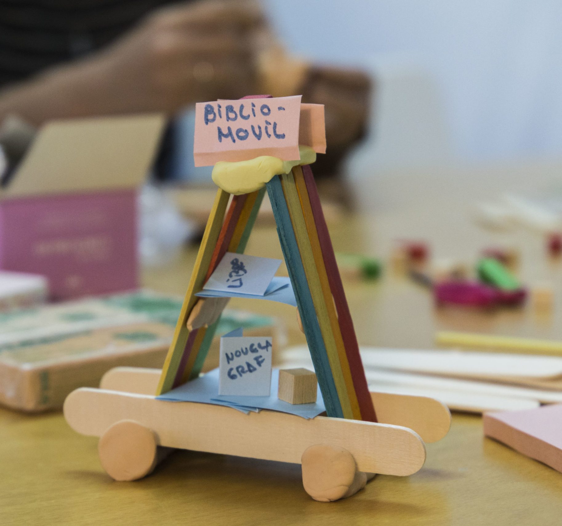 Maqueta de biblioteca móvil creada en taller de mediación cultural dentro de un proyecto de arte ciudadano