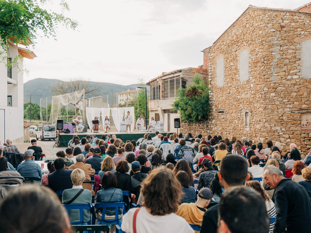 Actuación de artes escénicas al aire libre en el festival Xalar a l’Alt Maestrat