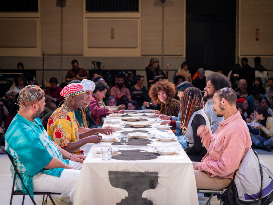 Fotografía de una comunidad afrodescendiente participando en un taller de memoria cultural dentro del proyecto Tejiendo raíces