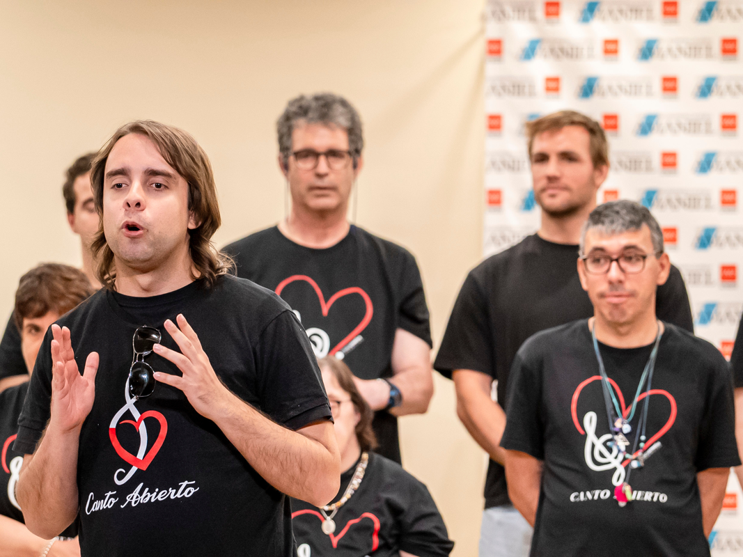 Integrantes del coro Canto Abierto en ensayo musical inclusivo