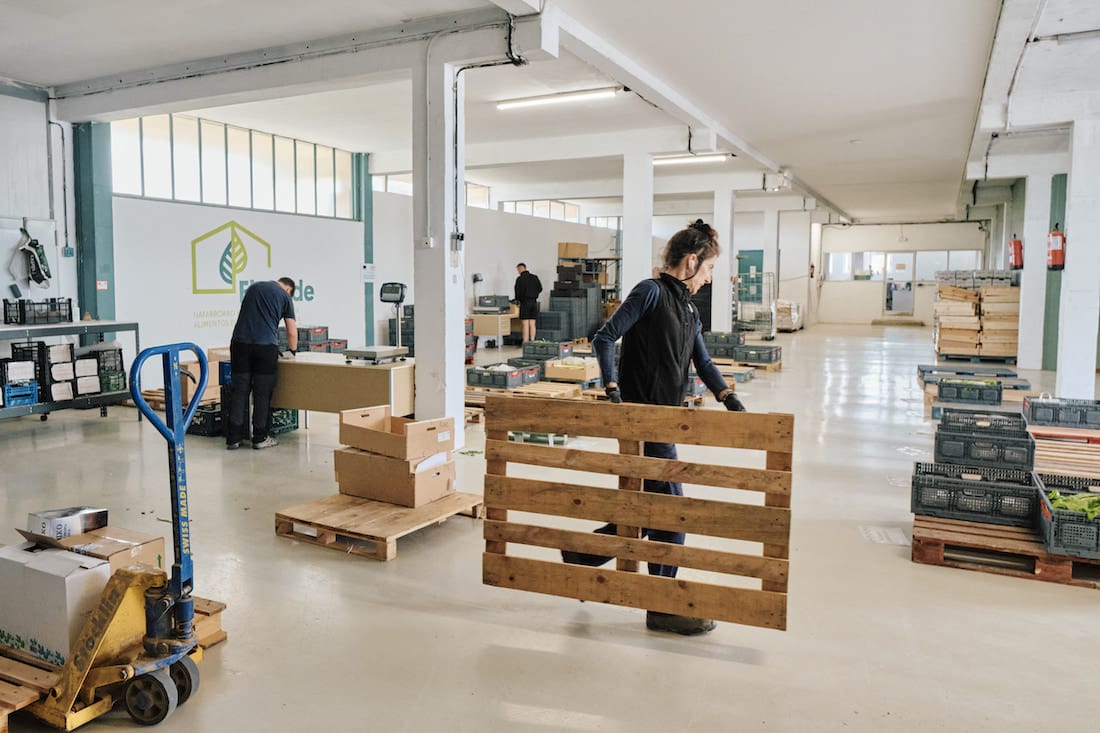 Personas trabajando en el almacén del centro de acopio ecológico de Ekoalde en Navarra