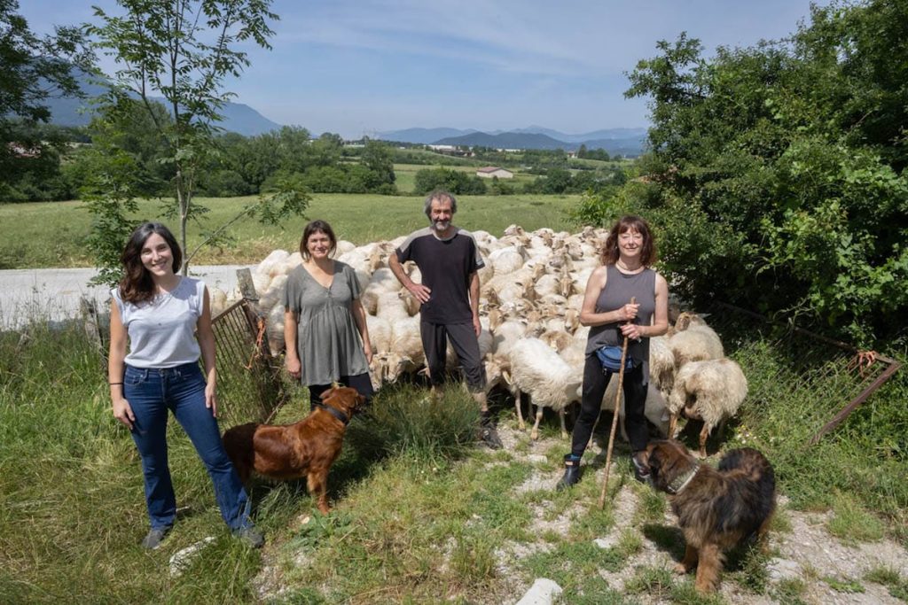 Miembros del proyecto Kalaska, ganaderas, ganaderos y profesionales del sector cárnico en Sakana.