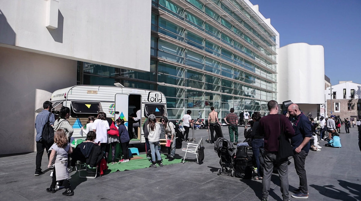 Jornada abierta del seminario Allez! en la plaza del MACBA con dispositivos móviles de educación artística