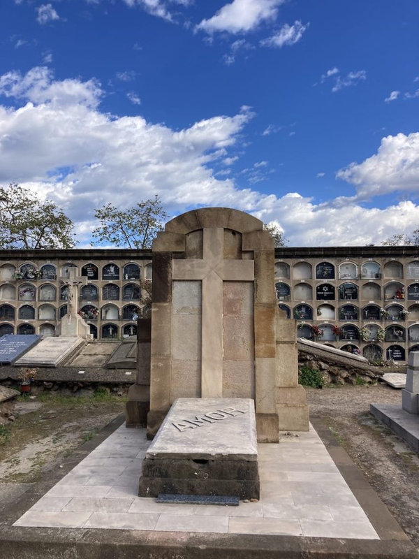 Lápida en cementerio que alude a los discursos y rituales funerarios tradicionales cuestionados por el proyecto Morir guay, una investigación artística y ecosocial del colectivo DU-DA apoyada por la Fundación Daniel y Nina Carasso.Lápida en cementerio que alude a los discursos y rituales funerarios tradicionales cuestionados por el proyecto Morir guay, una investigación artística y ecosocial del colectivo DU-DA apoyada por la Fundación Daniel y Nina Carasso.