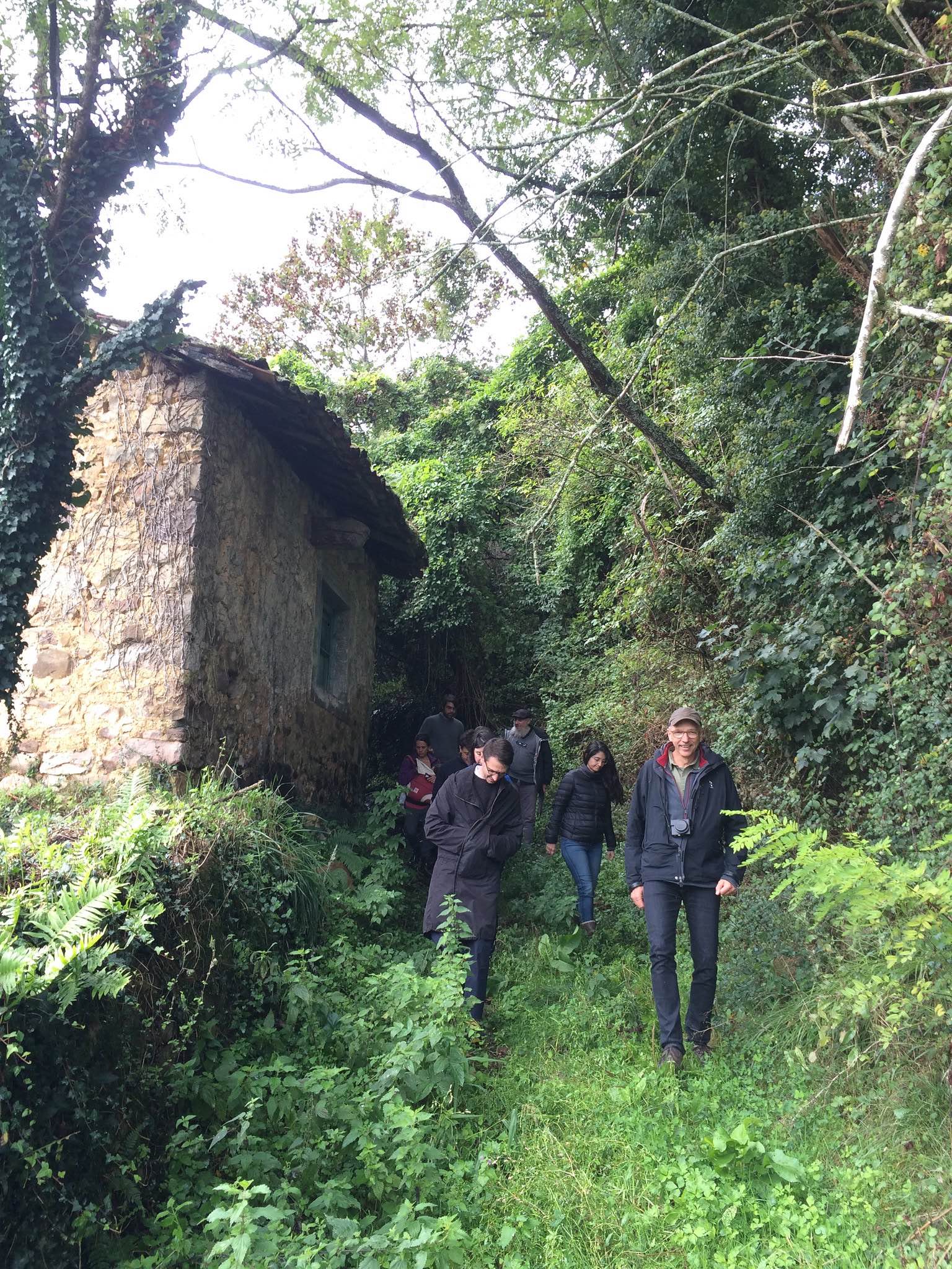 Participantes del proyecto Nuevo Currículum recorren una aldea piloto en Asturias durante una sesión de trabajo en el laboratorio de arte y agroecología