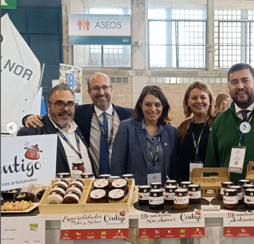 Personas del equipo de Conservas artesanales Contigo en una feria de productores.