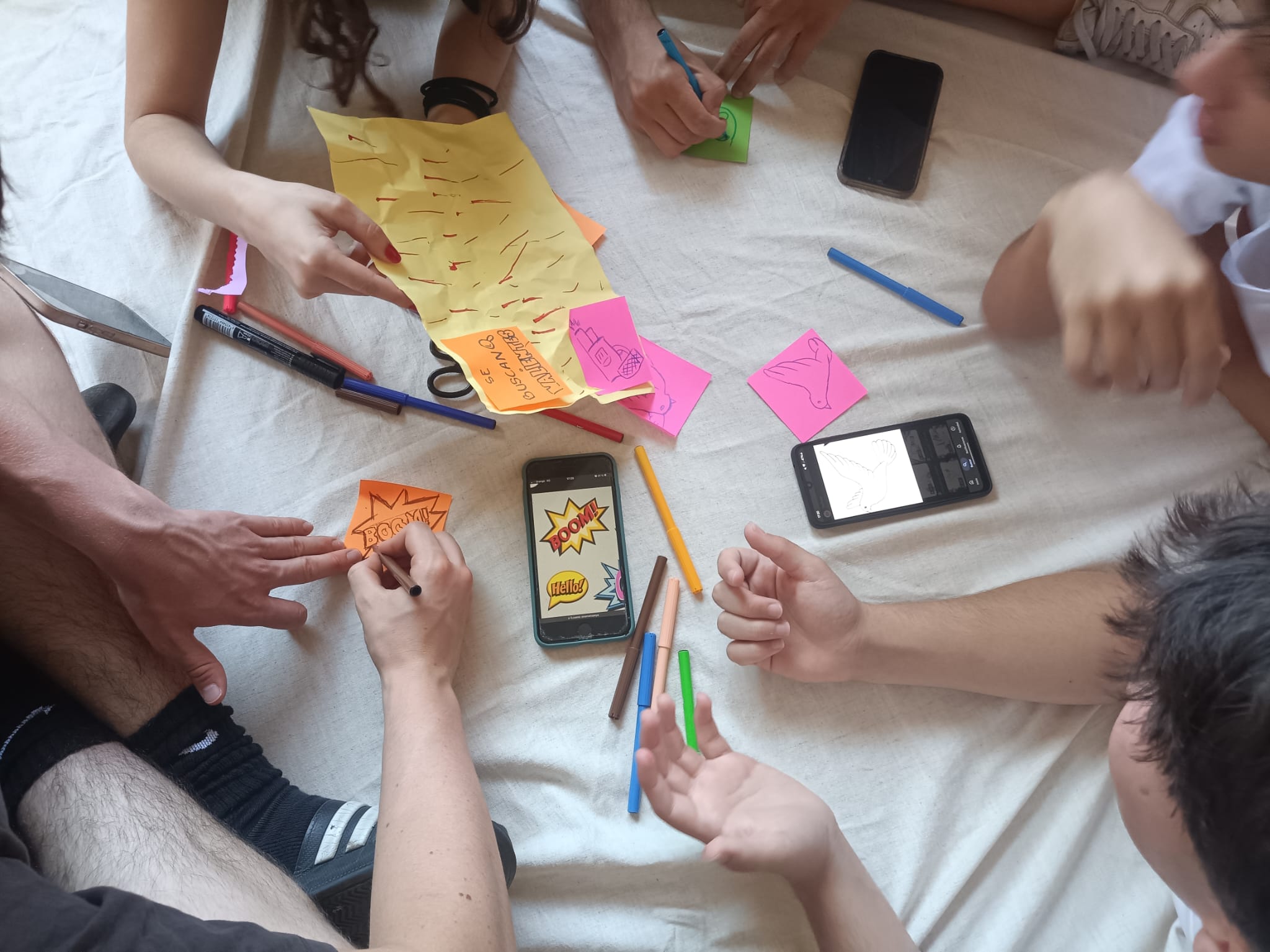 Alumnado desarrollando proyecto creativo con herramientas visuales en PLANEA