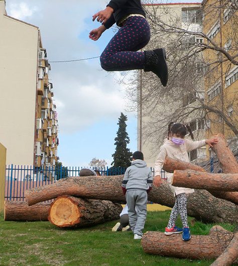 Alumnado explorando espacio escolar con intervención artística PLANEA