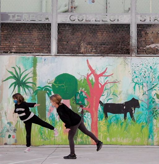 Alumnado interactuando con mural artístico en escuela pública PLANEA