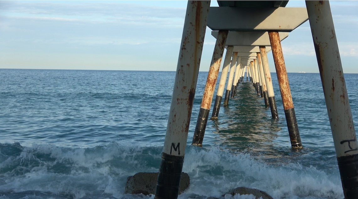 Estructura metálica en el mar Mediterráneo, imagen vinculada al proyecto Ruido ê sobre percepción subacuática y ruido antropogénico.