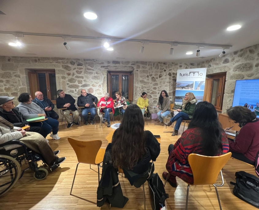 Reunión participativa en la cooperativa Cidadanía con mariscadoras, artistas e investigadoras.