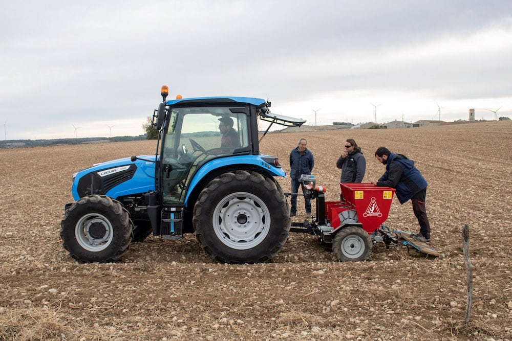 Tractor con sembradora en campo agrícola durante prácticas de espacio test agrario en la Conca de Barberà