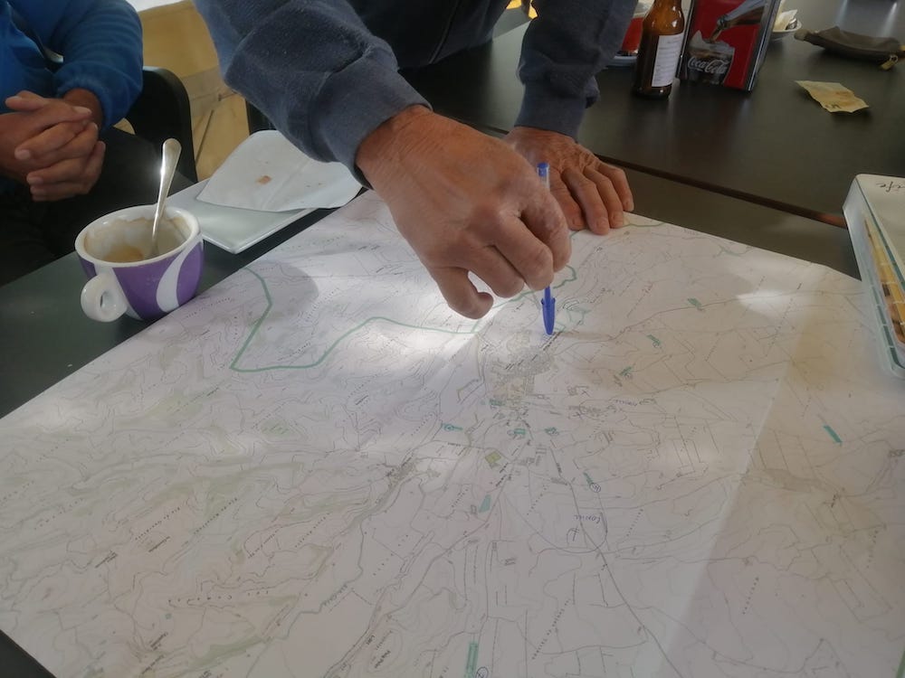 Manos señalando un mapa en una sesión de trabajo del Espacio Test San Martí en la Vall del Corb