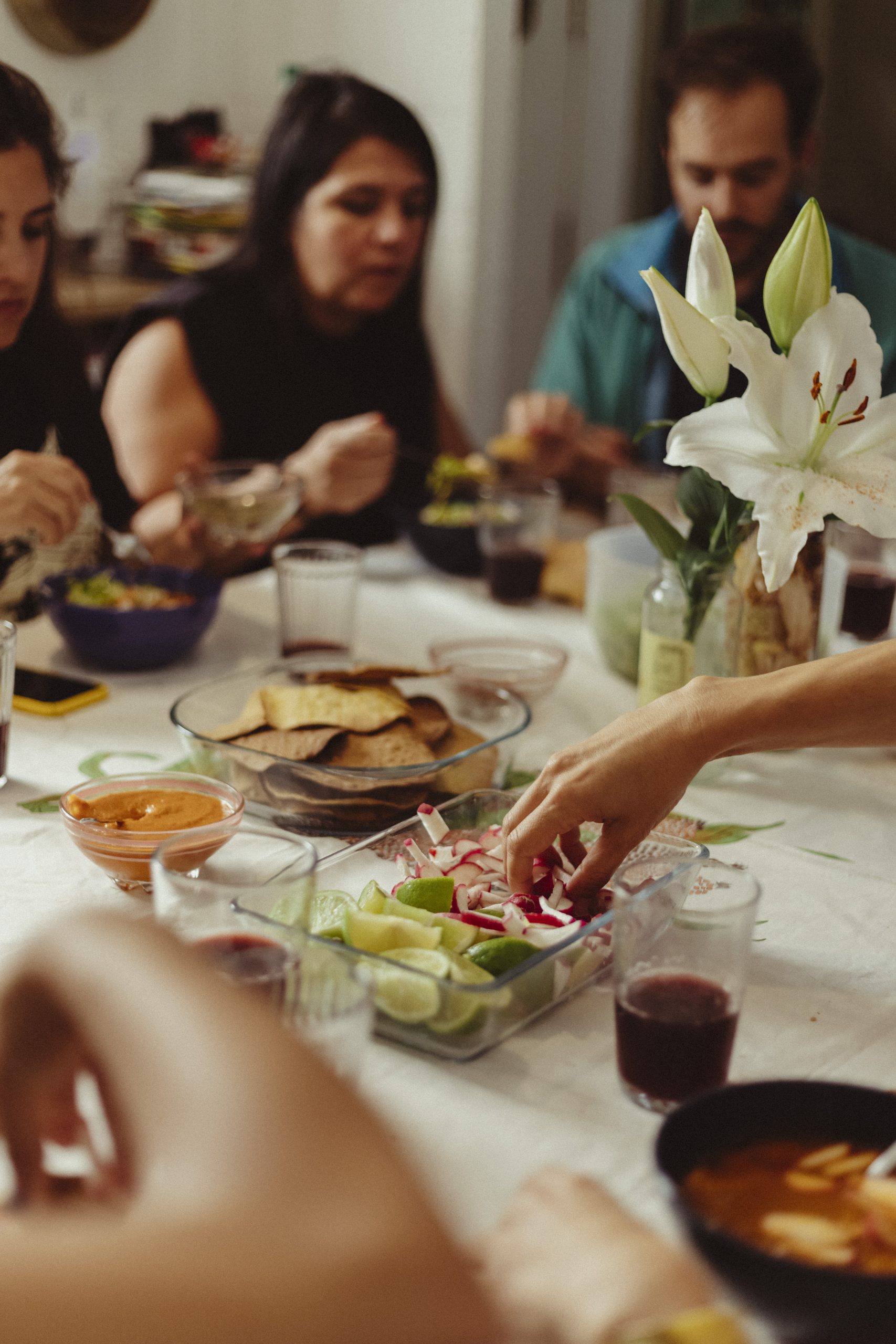 Comida compartida en una actividad vinculada a las residencias NOTAR de mediación cultural.