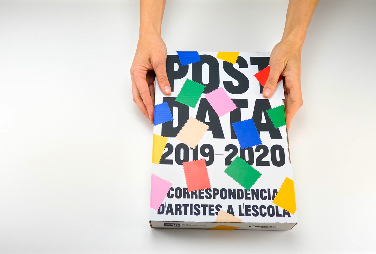 Caja del proyecto POSTDATA con correspondencias artísticas enviadas a escuelas