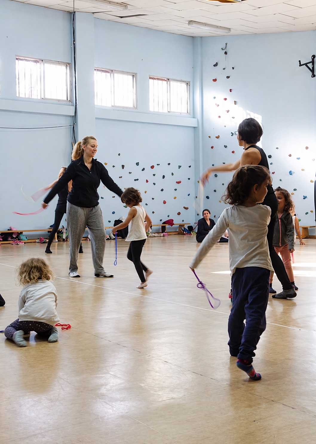 Alumnado participa en un taller de danza y creación colectiva en una escuela pública
