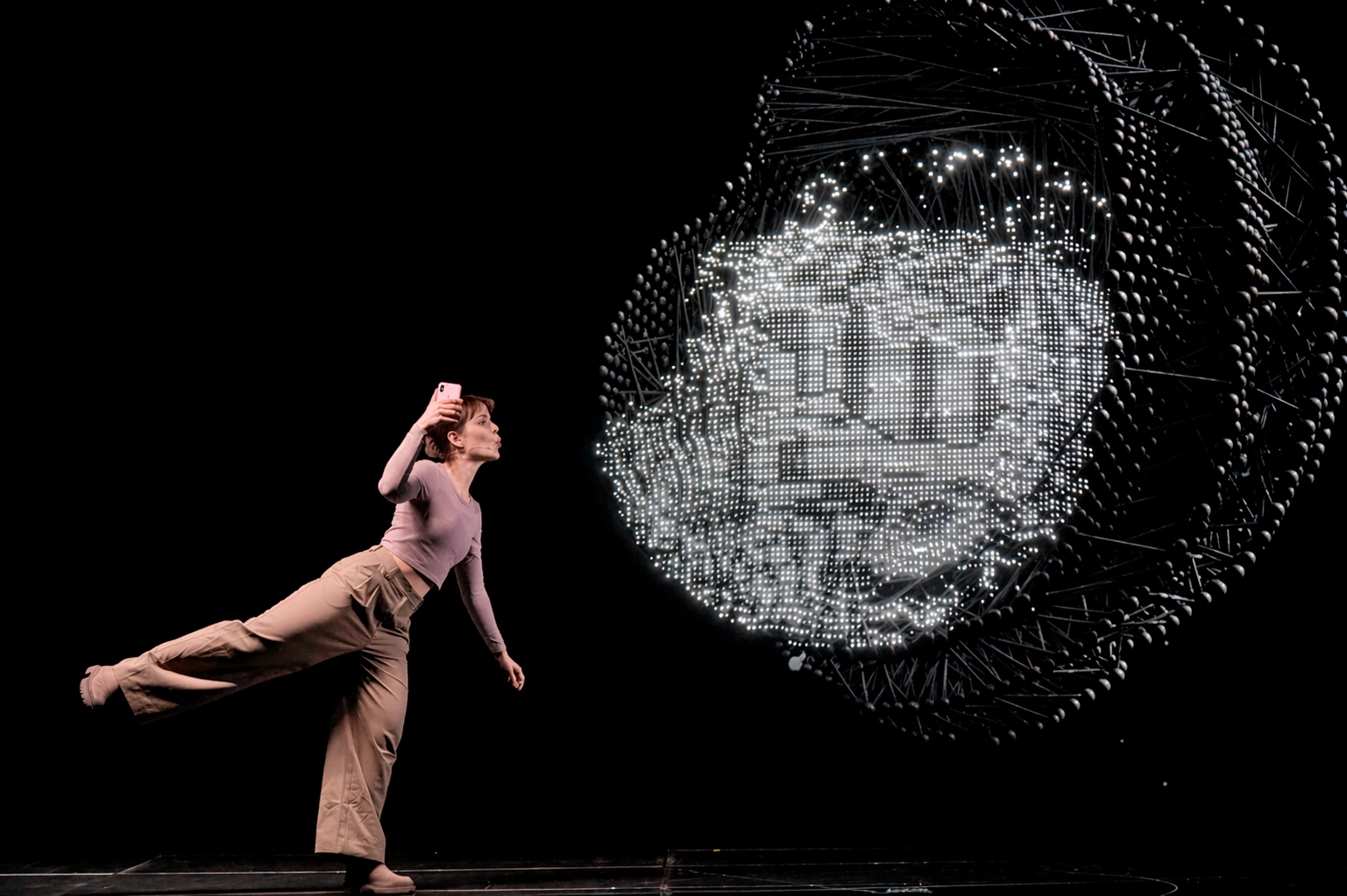 Performer interactúa con una figura digital en Canal Connect en Teatros del Canal