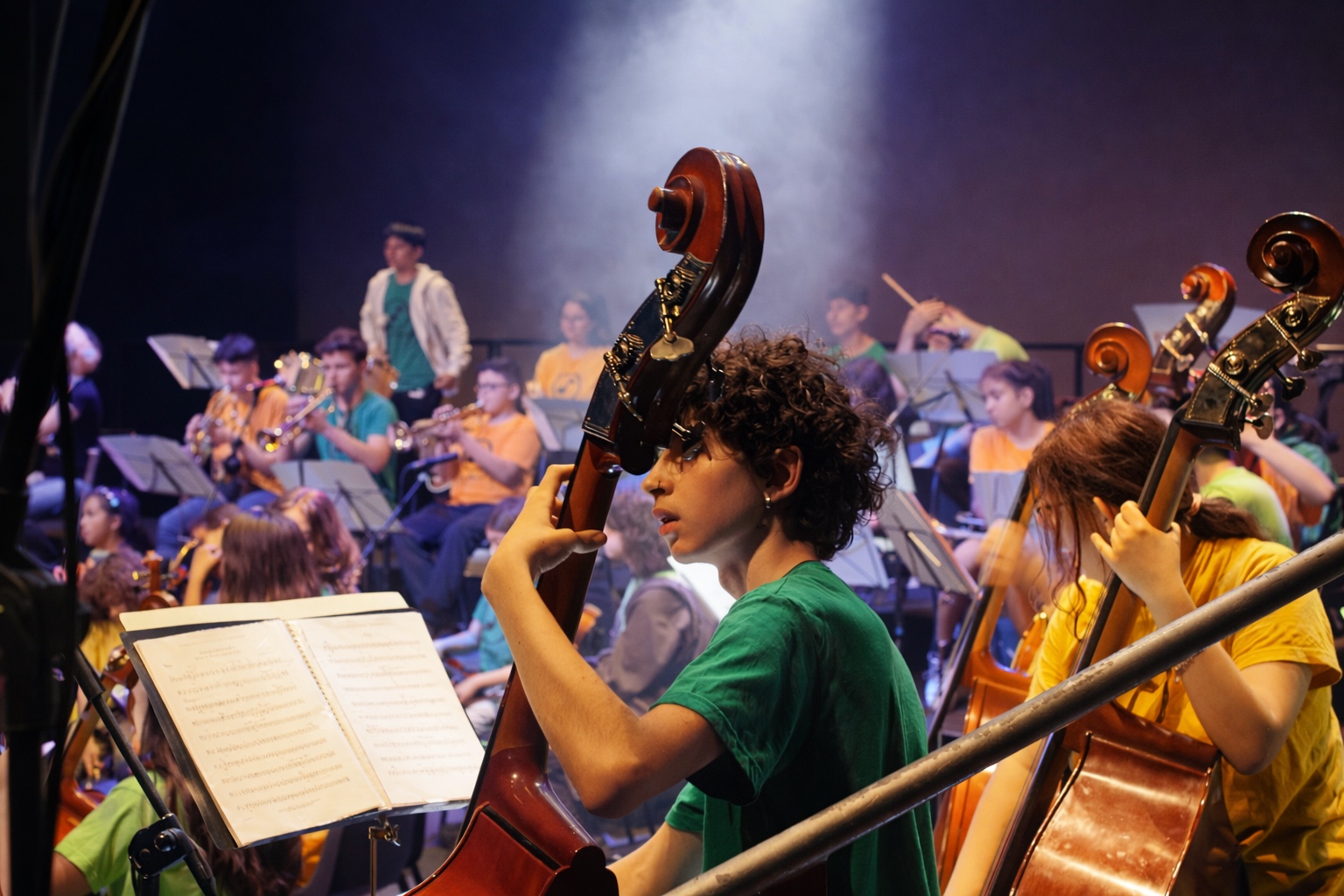 Jóvenes participantes de DaLaNota durante un ensayo del programa musicosocial en Madrid