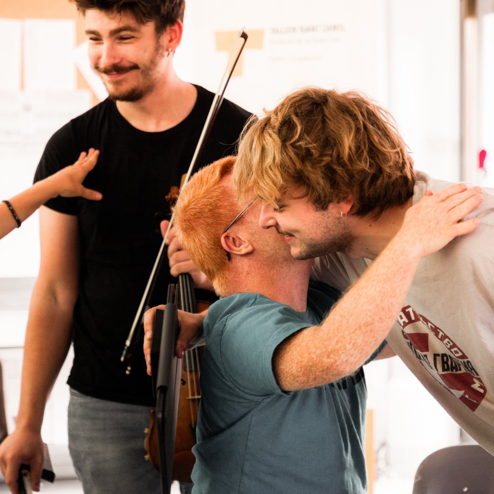 Jóvenes participantes de Musethica se saludan durante una sesión del programa