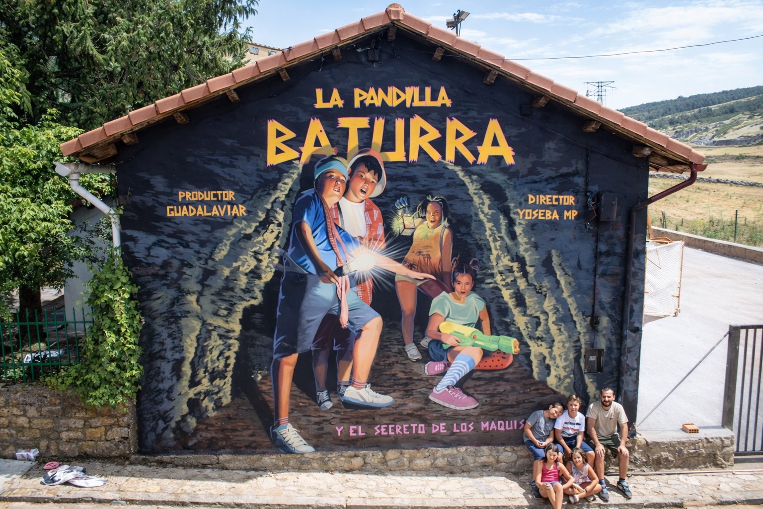 Mural La Pandilla Baturra y el secreto de los maquis, de Joseba Muruzábal, en Guadalaviar dentro del proyecto Naturalizarte