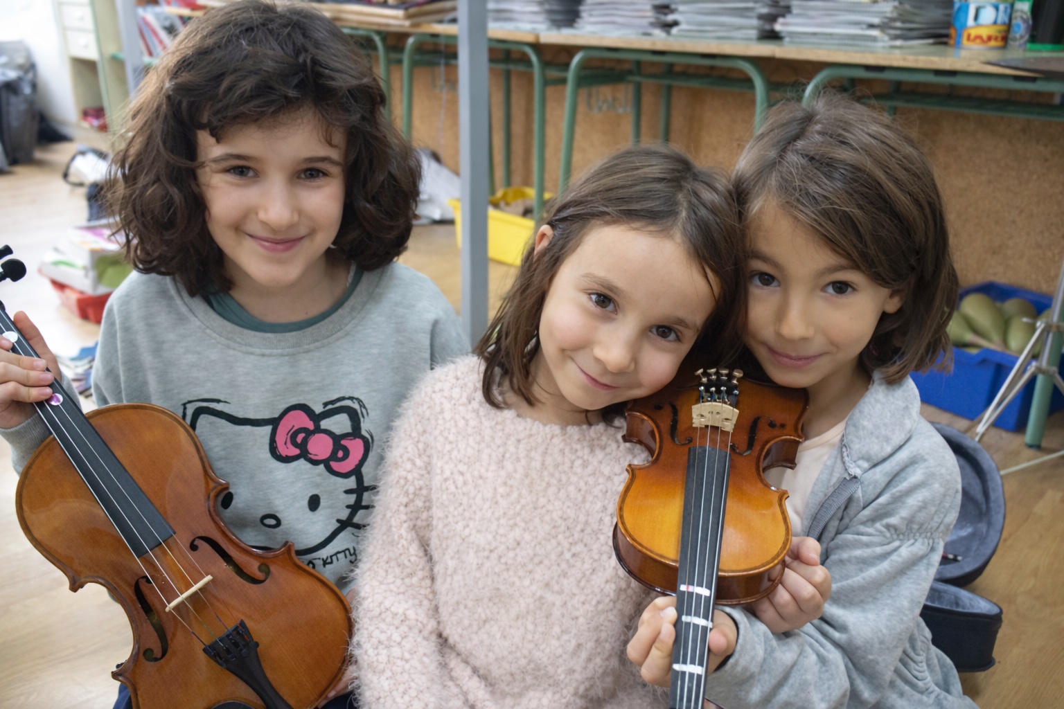 Alumnas del CEIP José Bergamín con violines en el proyecto Ópera Shakespeare de Korikoko