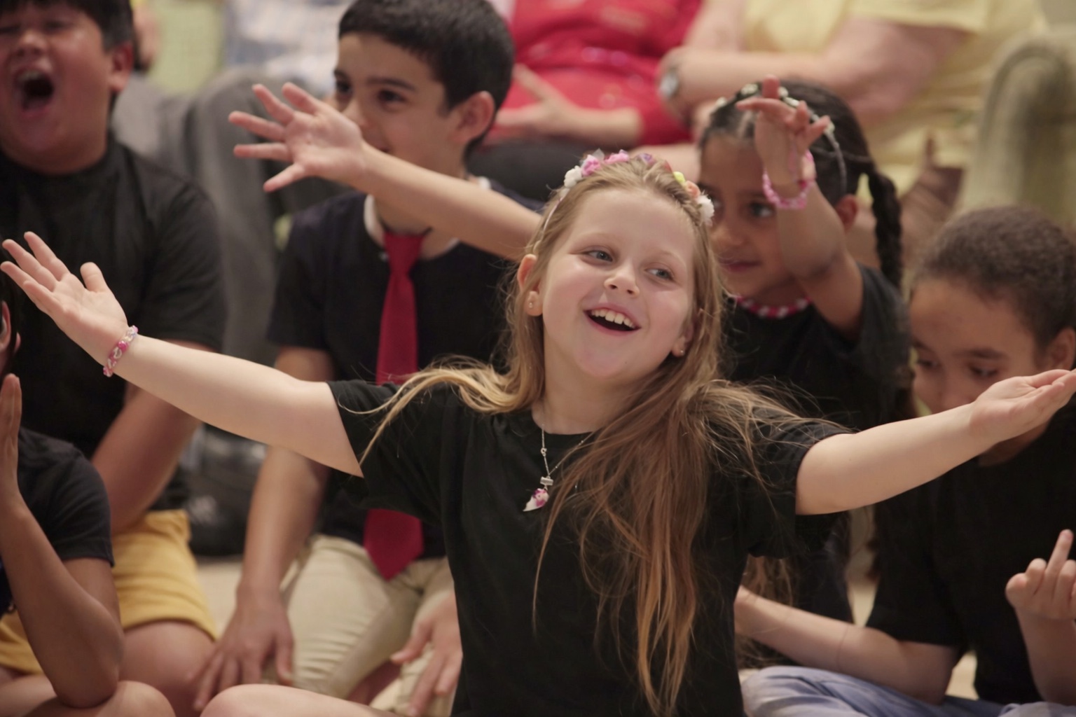 Niñas y niños participan en una actividad escénica del proyecto artístico de la EMMCA en L’Hospitalet